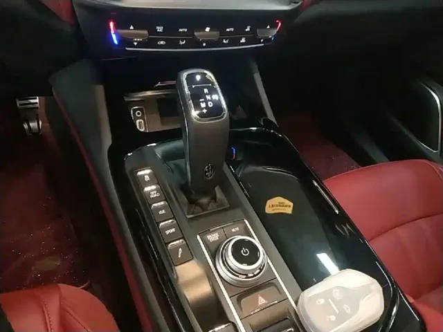 Maserati Levante — Фото автомобиля 13