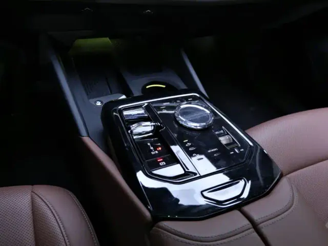 BMW i5 — Фото автомобиля 8