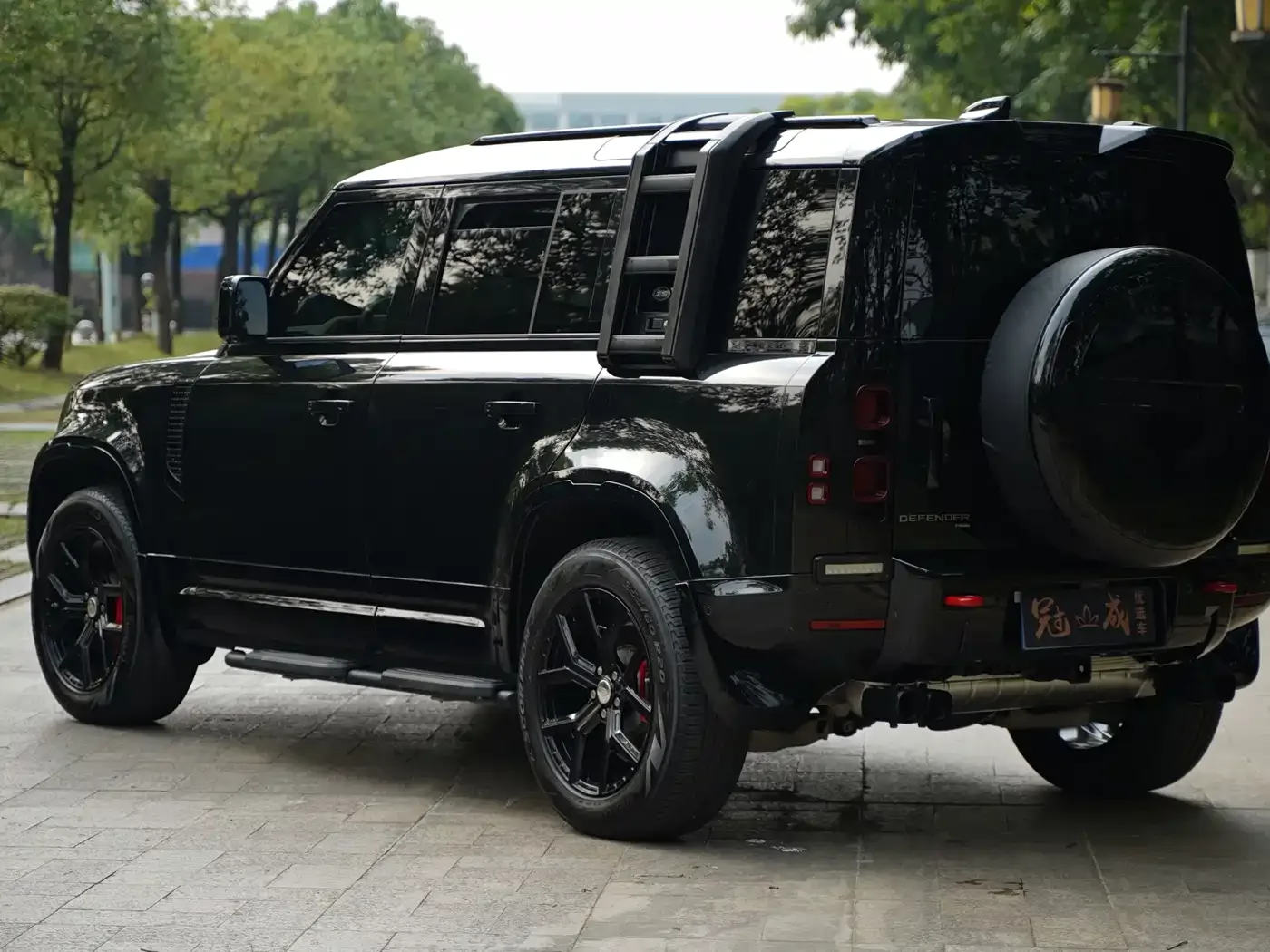 Land Rover Land Rover Defender 2023 Facelift 110 3.0T P400 X-DYNAMIC HSE — Фото автомобиля 3
