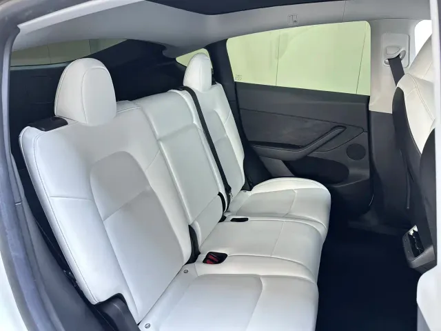 Tesla Model Y — Фото автомобиля 17