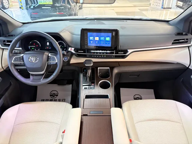 Toyota Sienna — Фото автомобиля 13