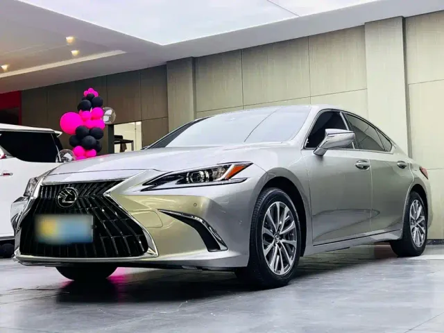 Фотография автомобиля — Lexus ES