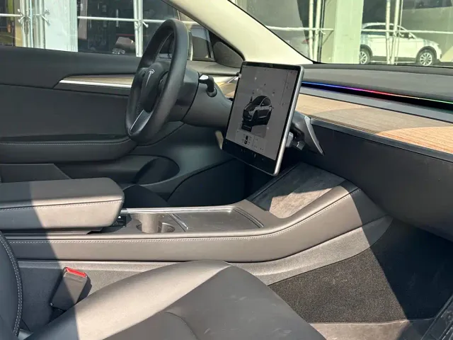 Tesla Model 3 — Фото автомобиля 15