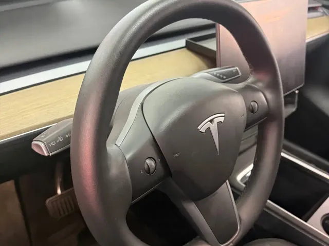 Tesla Model Y — Фото автомобиля 16