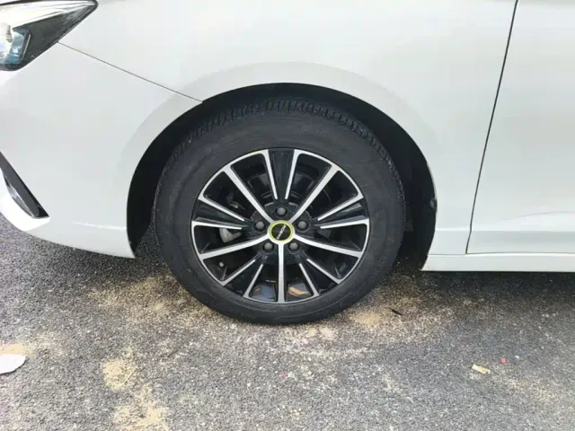 Roewe i5 — Фото автомобиля 22
