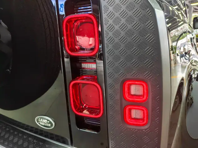 Land Rover Land Rover Defender 2023 Model 110 3.0T P400 Dark Special Edition — Фото автомобиля 13