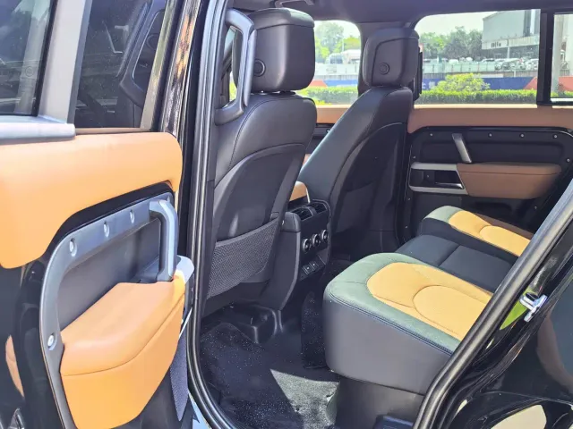 Land Rover Defender — Фото автомобиля 9