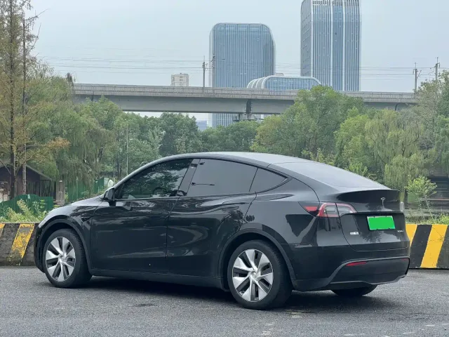 Tesla Model Y — Фото автомобиля 5