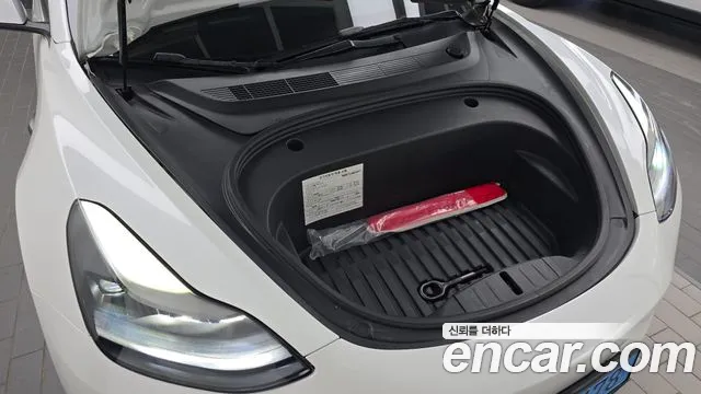 Tesla Model 3 — Фото автомобиля 9