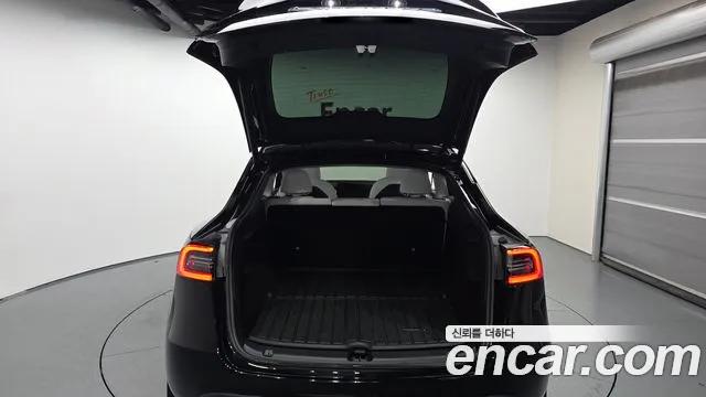 Tesla Model Y — Фото автомобиля 25
