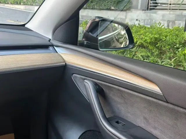 Tesla Model Y — Фото автомобиля 12