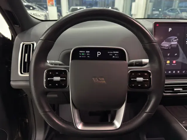 Li Auto L8 — Фото автомобиля 15