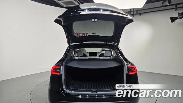 Tesla Model Y — Фото автомобиля 23