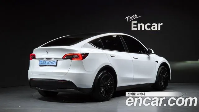 Tesla Model Y — Фото автомобиля 2