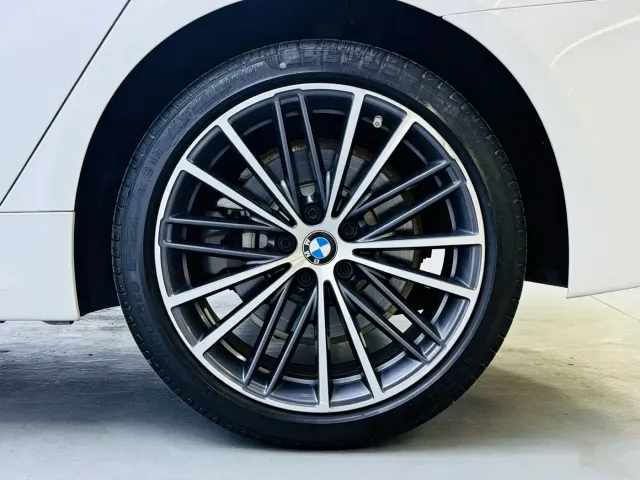 BMW 5 Series — Фото автомобиля 10