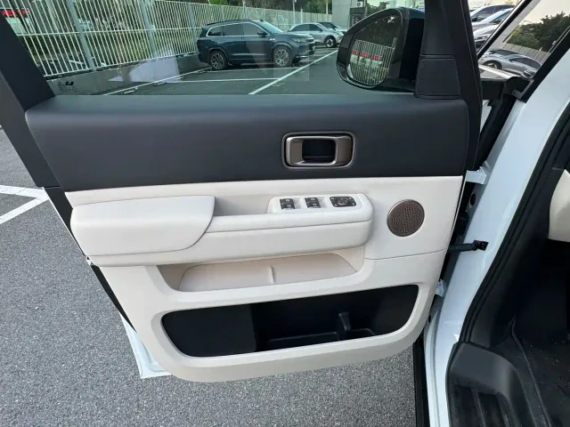 Li Auto MEGA — Фото автомобиля 6