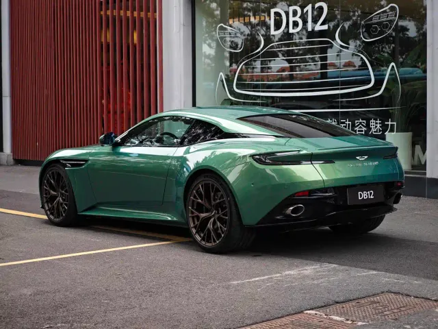 Aston Martin DB12 — Фото автомобиля 3