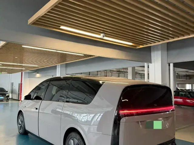 Li Auto MEGA — Фото автомобиля 9