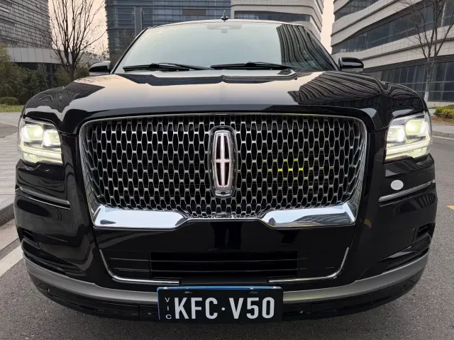 Lincoln Navigator — Фото автомобиля 3