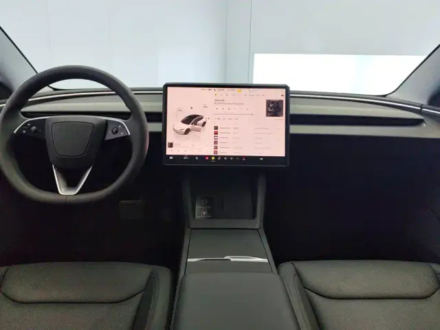 Tesla Model 3 — Фото автомобиля 12