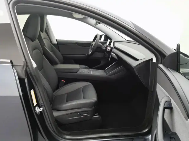 Tesla Model Y — Фото автомобиля 23