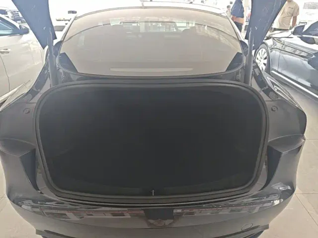 Tesla Model 3 — Фото автомобиля 18