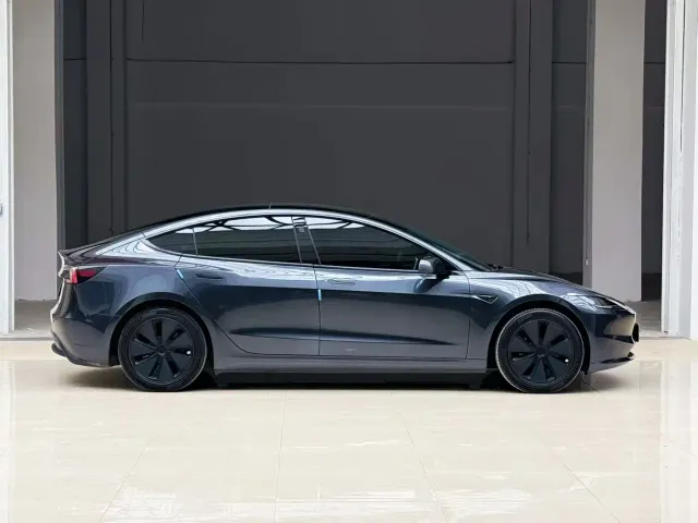 Tesla Model 3 — Фото автомобиля 8