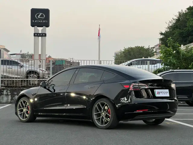 Tesla Model 3 — Фото автомобиля 7