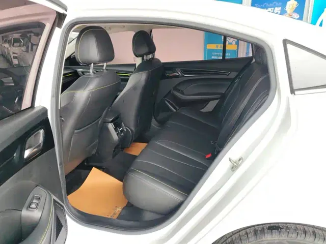 Roewe i5 — Фото автомобиля 11