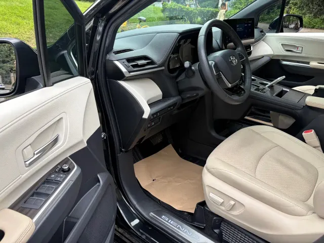 Toyota Sienna — Фото автомобиля 4