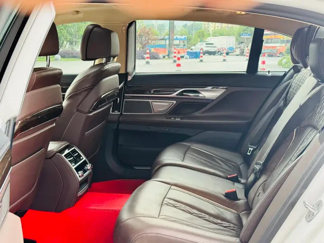 BMW 7 Series — Фото автомобиля 14