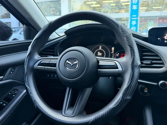 Mazda Axela — Фото автомобиля 10