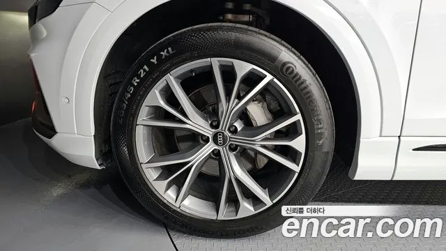 Audi Q8 55 TFSI quattro Premium — Фото автомобиля 5