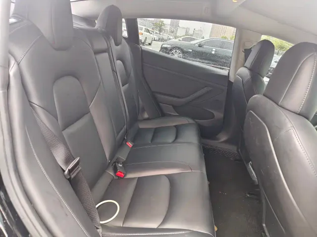 Tesla Model 3 — Фото автомобиля 15