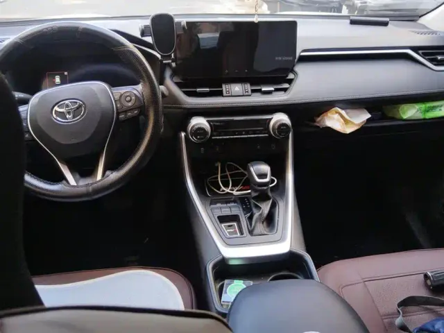 Toyota RAV4 — Фото автомобиля 12