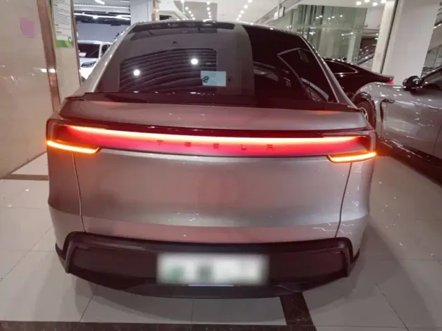 Tesla Model Y L — Фото автомобиля 5
