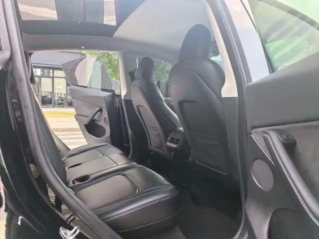 Tesla Model Y — Фото автомобиля 11