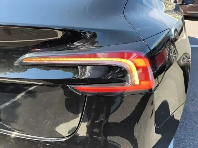 Tesla Model 3 — Фото автомобиля 7
