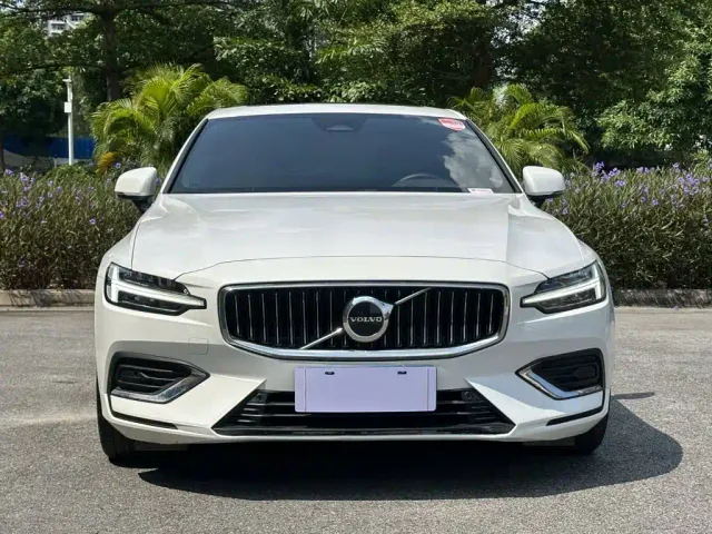 Volvo S60 — Фото автомобиля 2