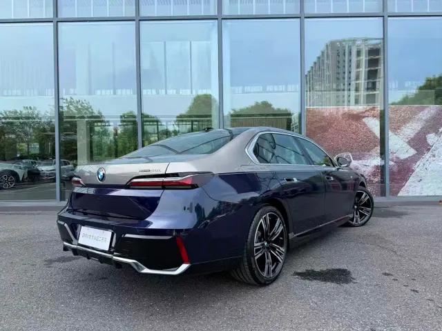 BMW i7 — Фото автомобиля 4