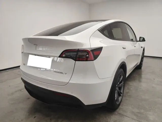 Tesla Model Y — Фото автомобиля 6