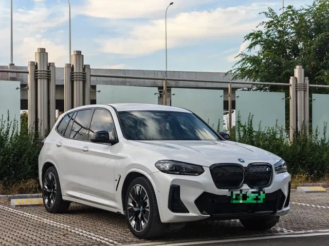 BMW iX3 — Фото автомобиля 3