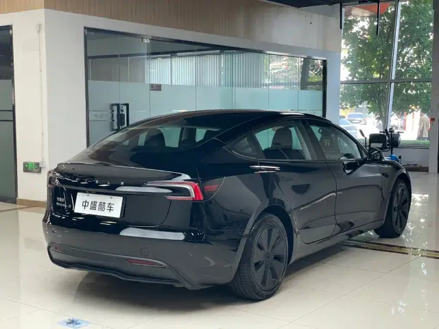 Tesla Model 3 — Фото автомобиля 24