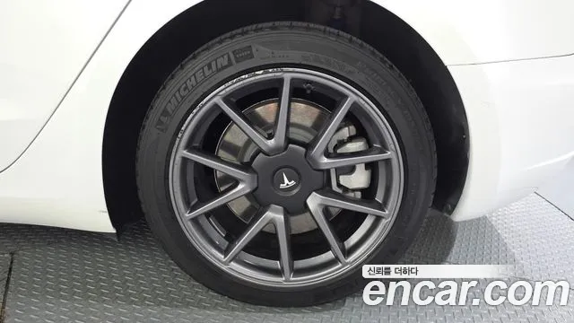 Tesla Model 3 — Фото автомобиля 18