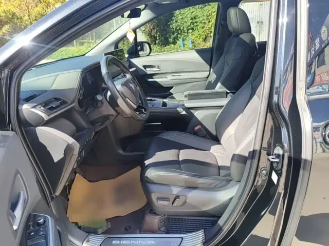 Toyota Sienna — Фото автомобиля 14