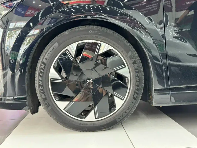 Xpeng X9 — Фото автомобиля 8