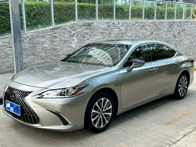 Фотография автомобиля — Lexus ES