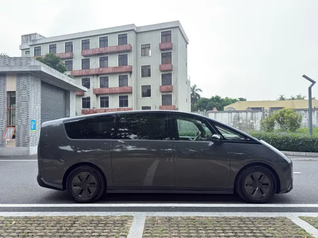 Li Auto MEGA — Фото автомобиля 4