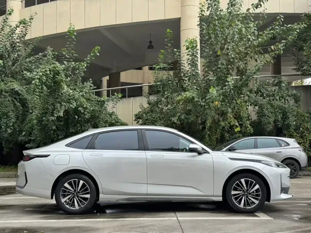 Changan Qiyuan A05 — Фото автомобиля 4