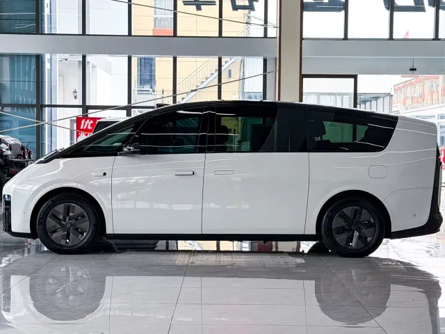 Li Auto MEGA — Фото автомобиля 5